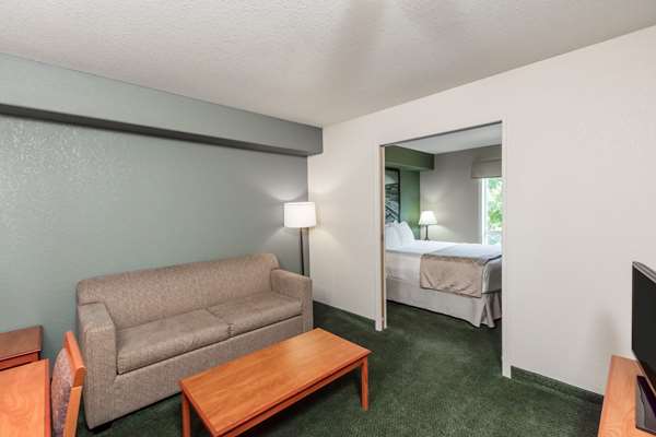  - Super 8 Hotel Swan River