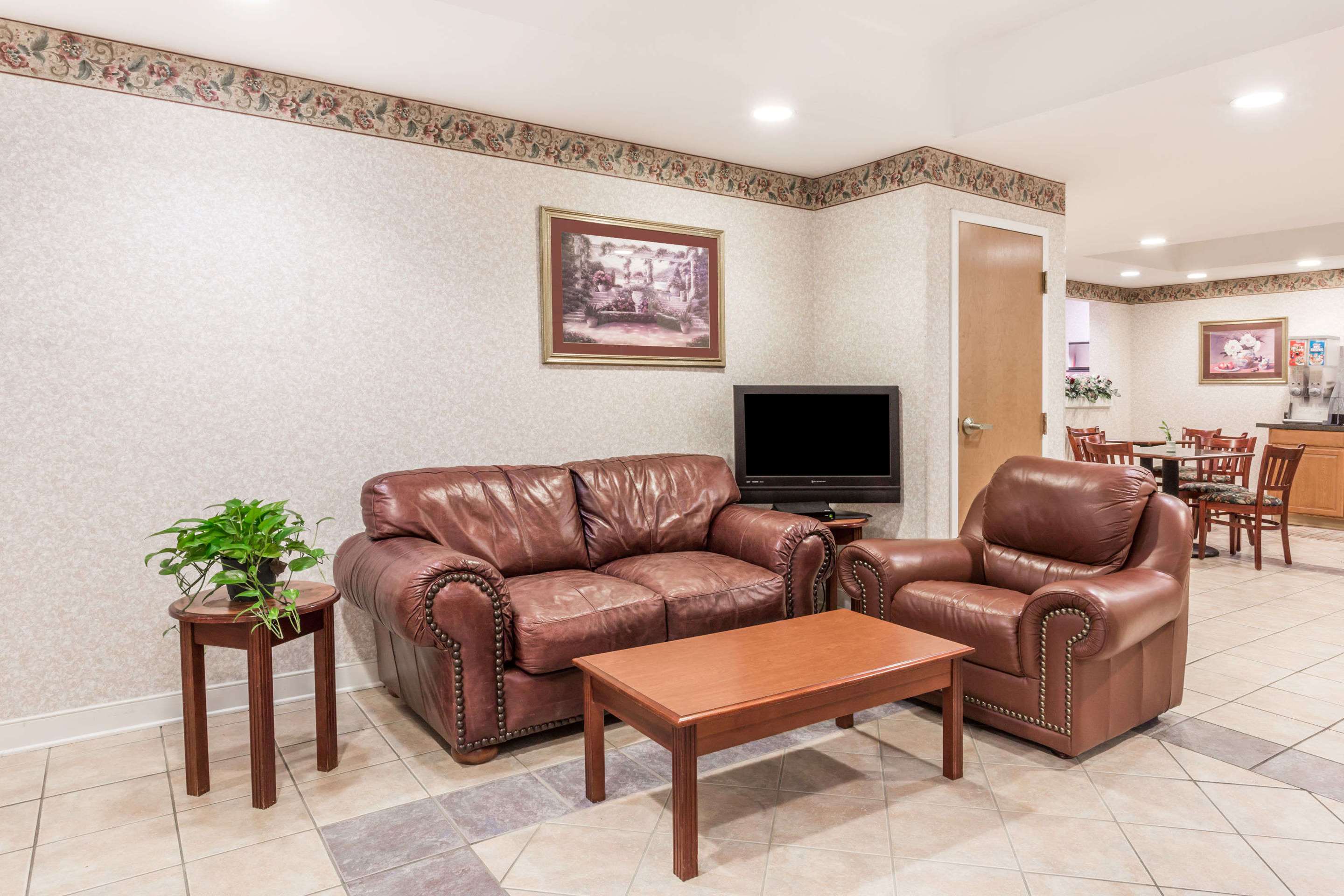 Lobby | Days Inn by Wyndham Glen Allen/Richmond North