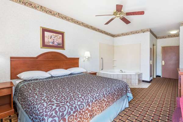 Suite - Days Inn Glen Allen - I-95, Exit 83
