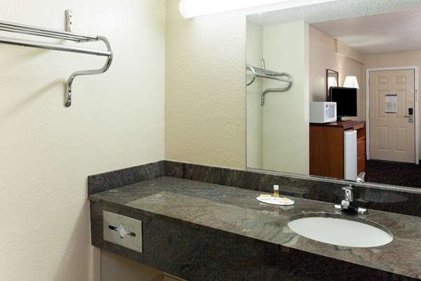  - Days Inn Airport West Oklahoma City - I-40, Exit 145