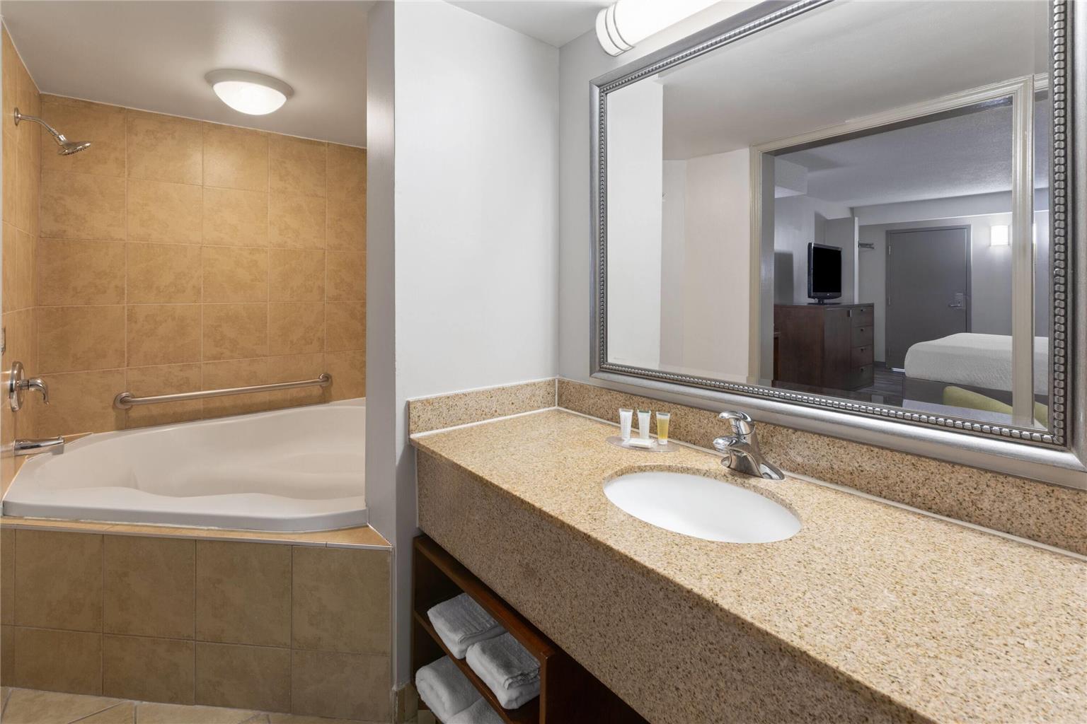 DAYS INN BY WYNDHAM, DUMFRIES QUANT-guestroom-Guest Room,Tub - Jetted,Suite,On-Site.jpg