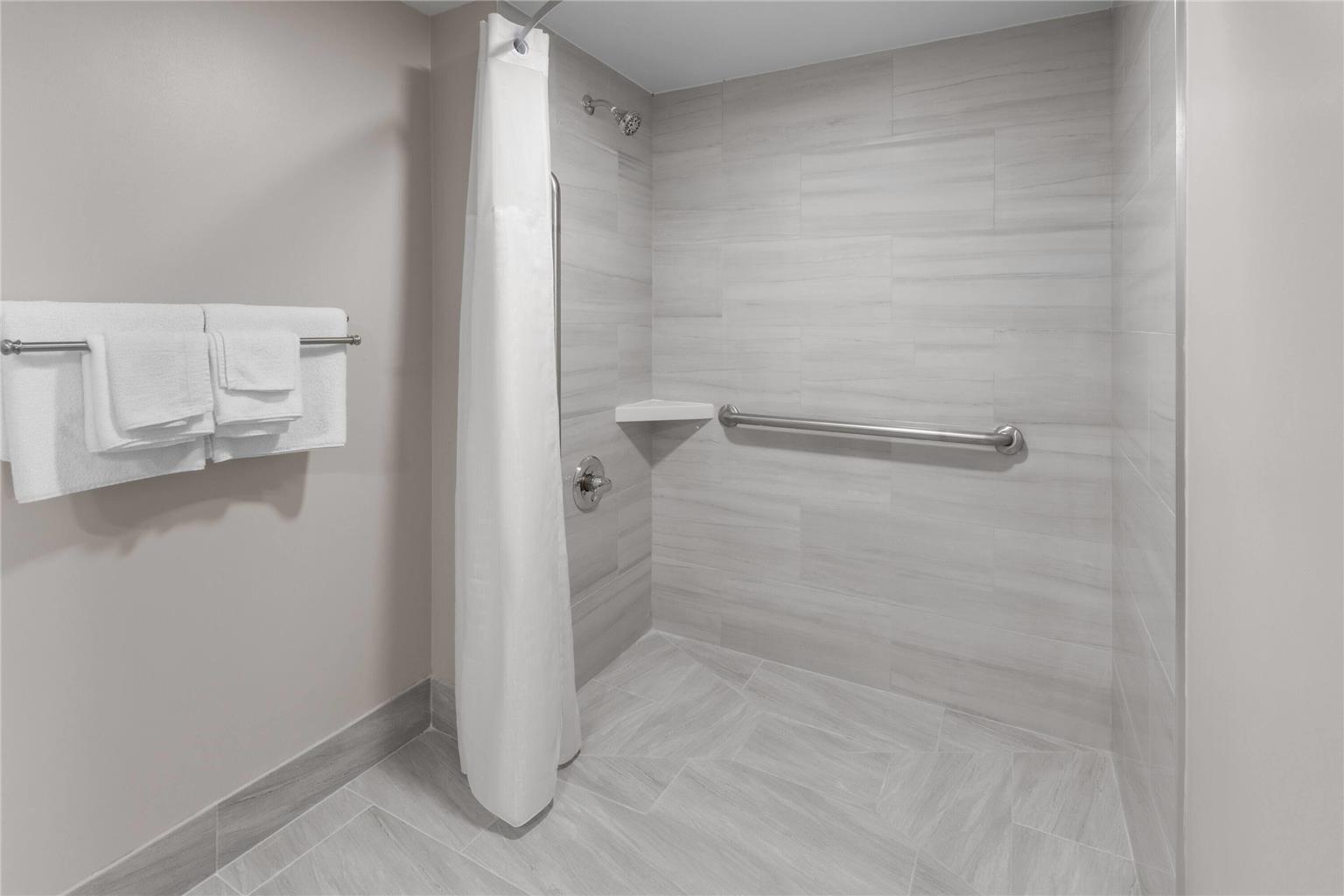 DAYS INN BY WYNDHAM, DUMFRIES QUANT-guestroom-Guest Room,Bathroom,Shower,Accessibility,On-Site.jpg