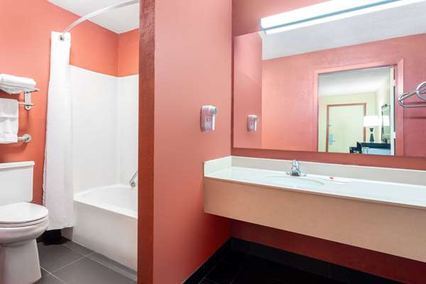  - Travelodge Richmond - I-70, Exit 156