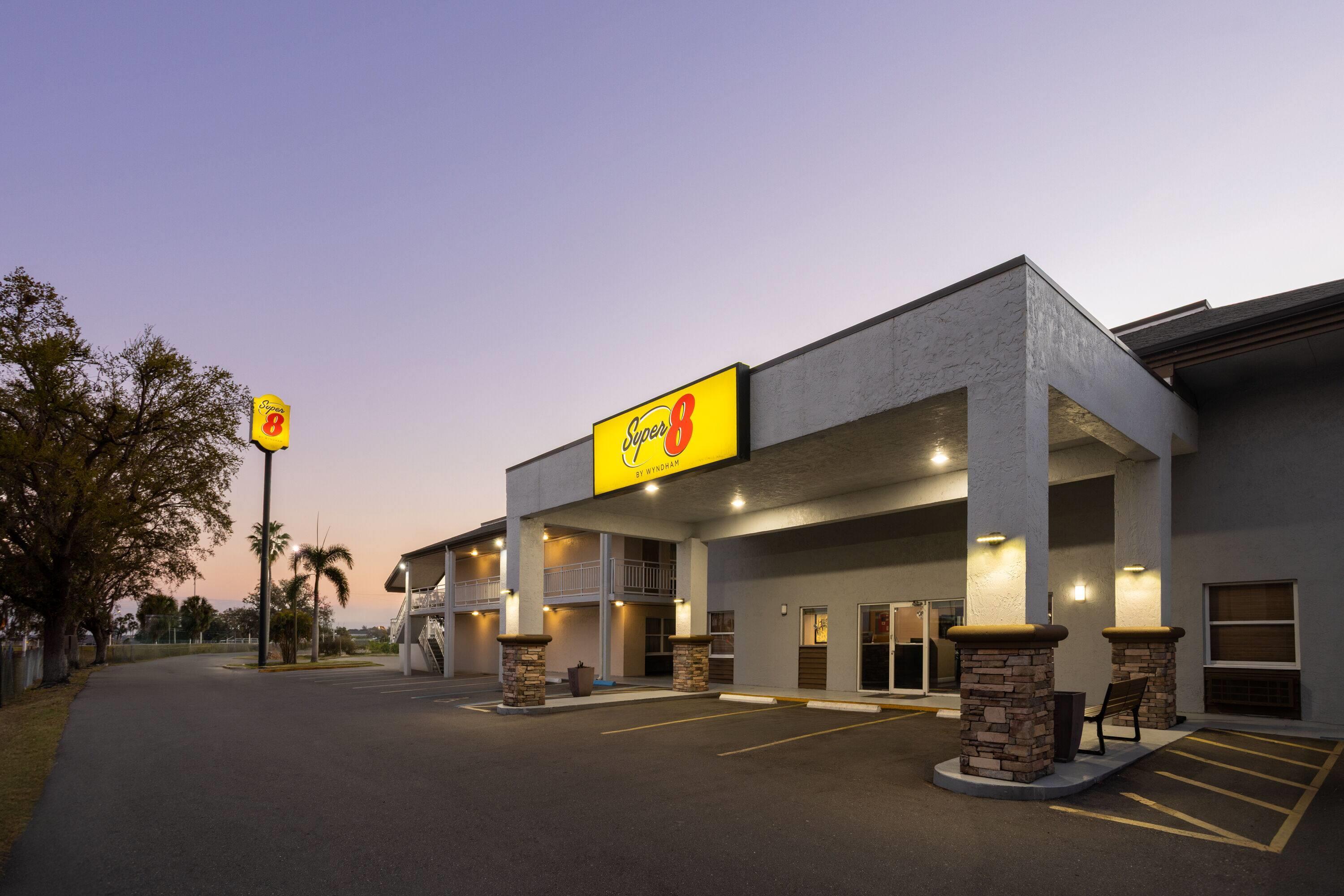 Exterior | Super 8 by Wyndham Ellenton Bradenton Area