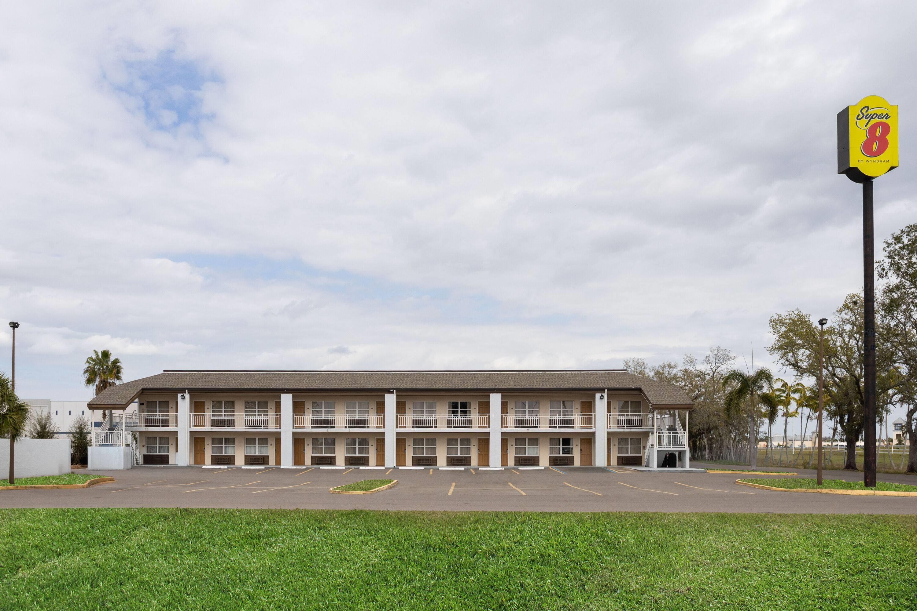 Exterior | Super 8 by Wyndham Ellenton Bradenton Area