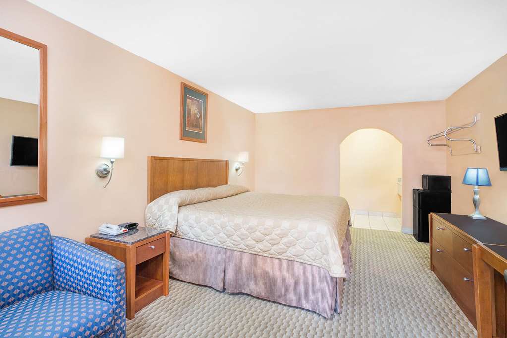 SUPER 8 SAN ANGELO-guestroom-Guest Room,On-Site.jpg