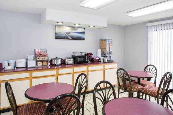  - Super 8 Hotel Springdale - I-49, Exit 72