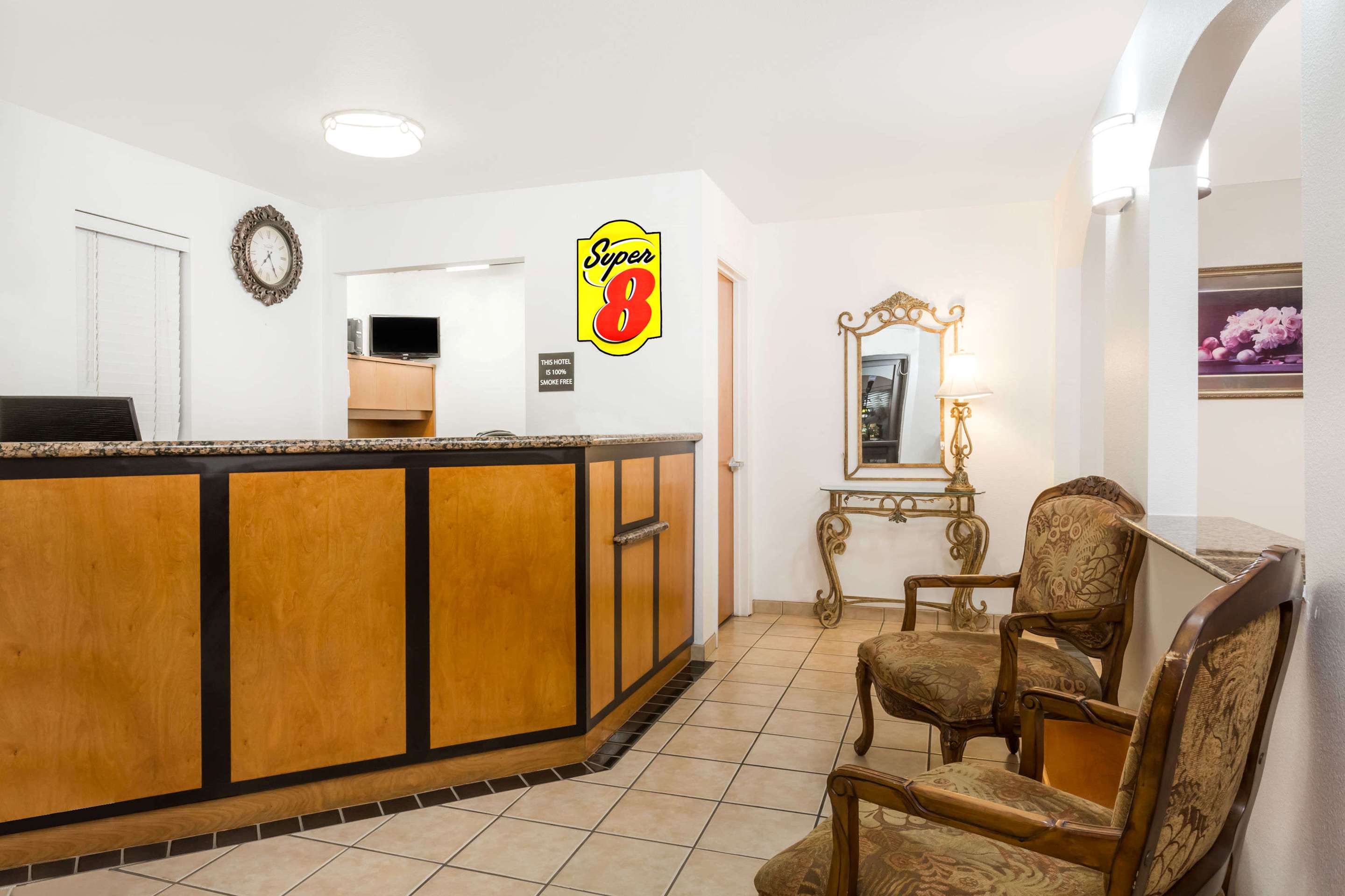 Lobby | Super 8 by Wyndham Cloverdale Wine Country