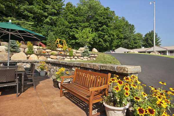 Pool - Super 8 Motel Downtown Lake George