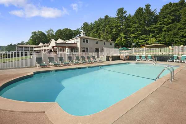 Pool - Super 8 Motel Downtown Lake George