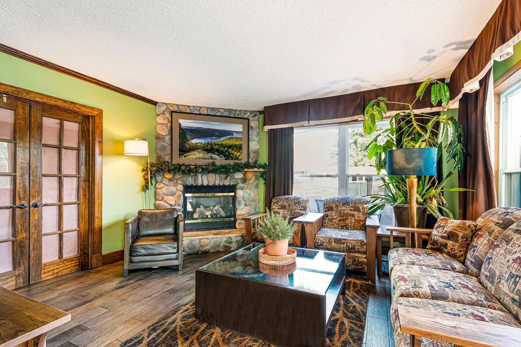 SUPER 8 BY WYNDHAM LAKE GEORGE/DOWN-guestroom-Sitting area,On-Site.jpg