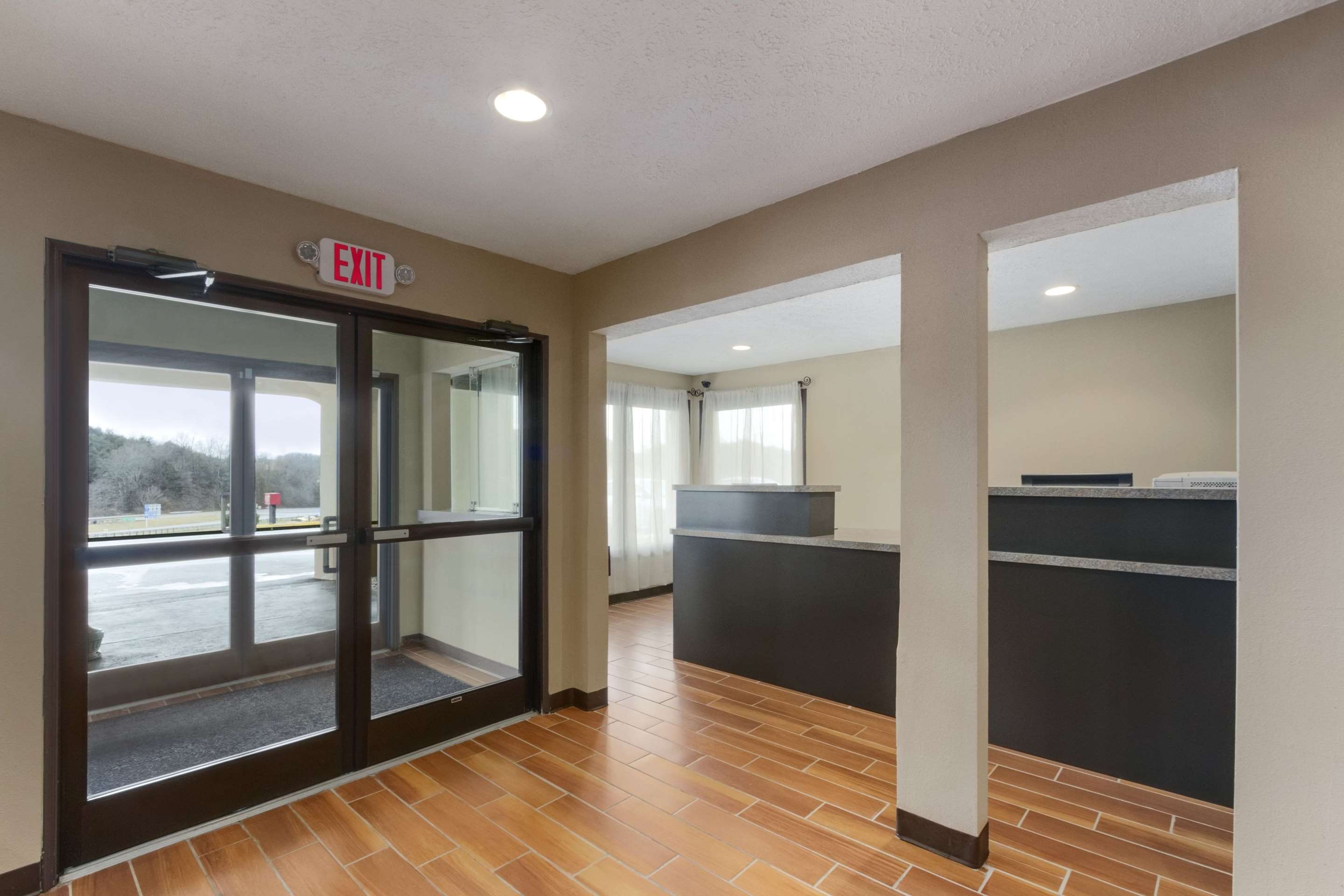 Lobby | Super 8 by Wyndham Fort Chiswell/Wytheville Area