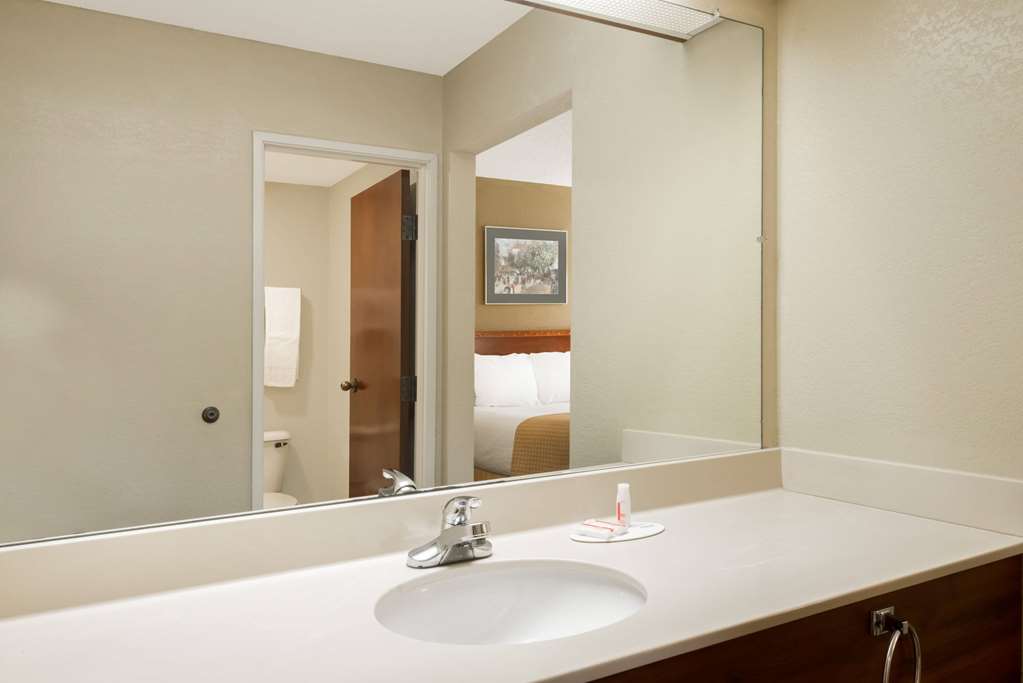 DAYS INN NORTON-guestroom-Guest Room,Bathroom,On-Site.jpg