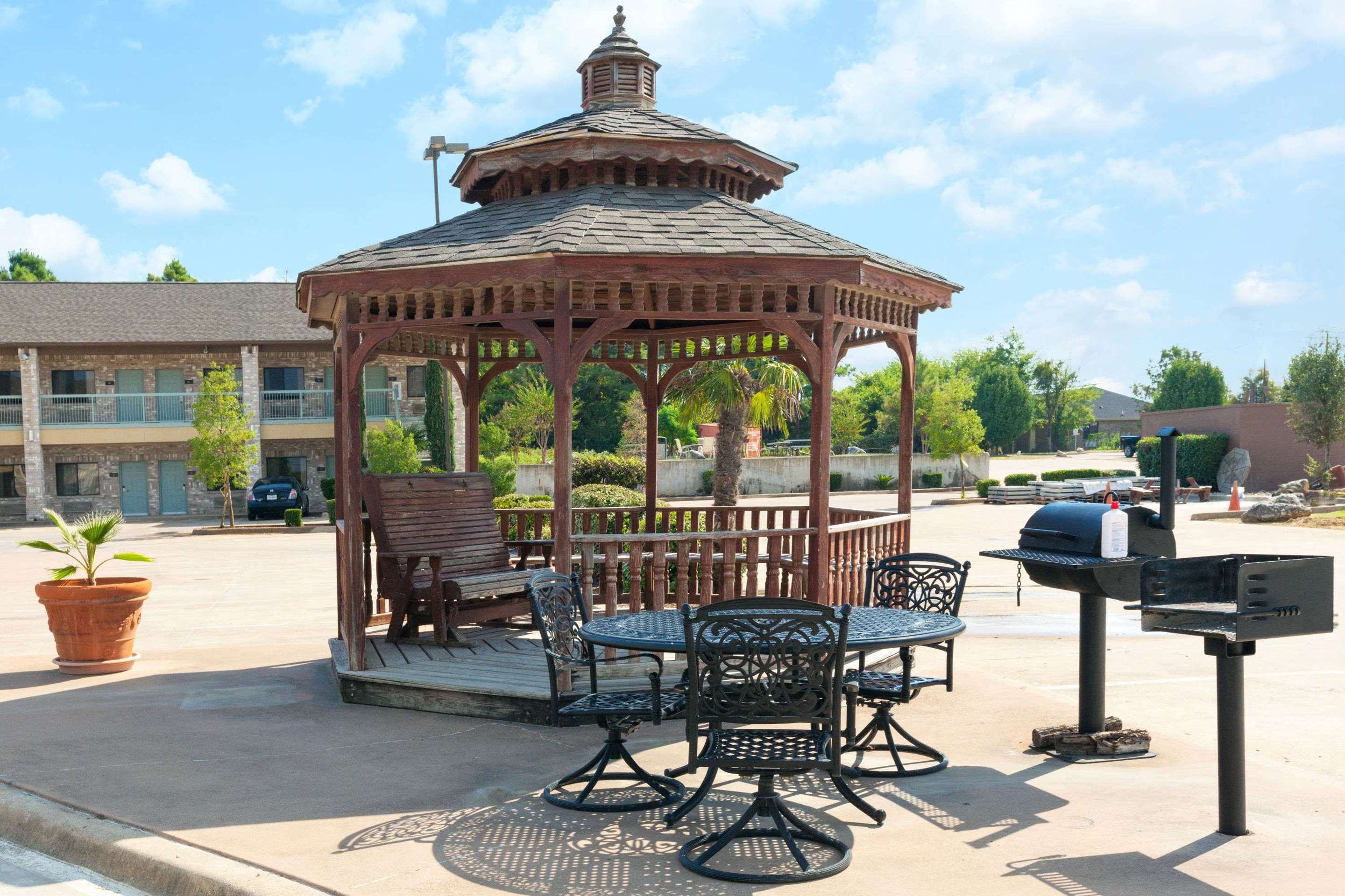 Gazebo | Super 8 by Wyndham Fairfield Tx