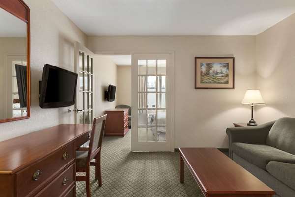 Suite - Days Inn Suites Winkler