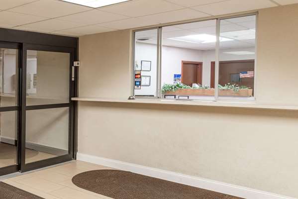  - Super 8 Hotel St Charles - I-70, Exit 225