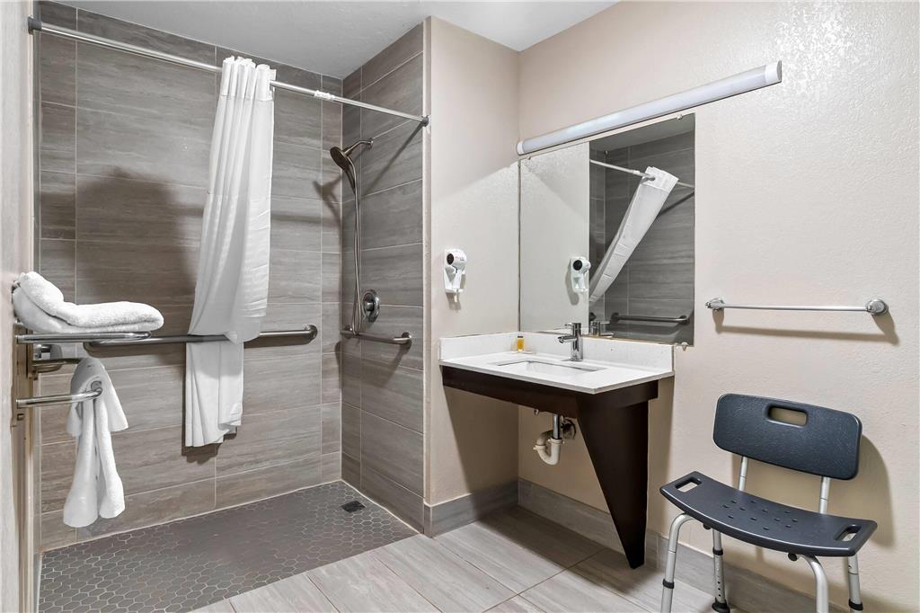 DAYS INN BY WYNDHAM SIMPSONVILLE-guestroom-Guest Room,Bathroom,Shower,Accessibility,On-Site.jpg