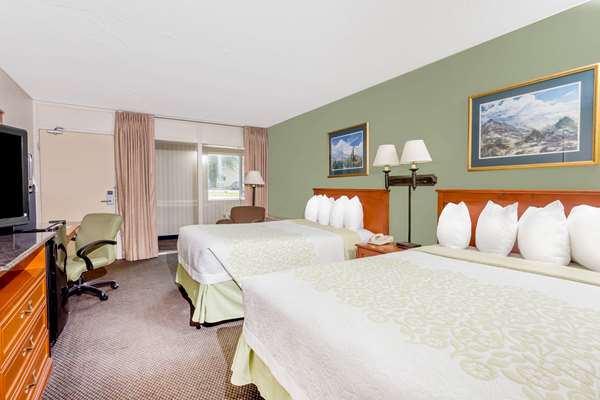  - Days Inn Cedar Falls