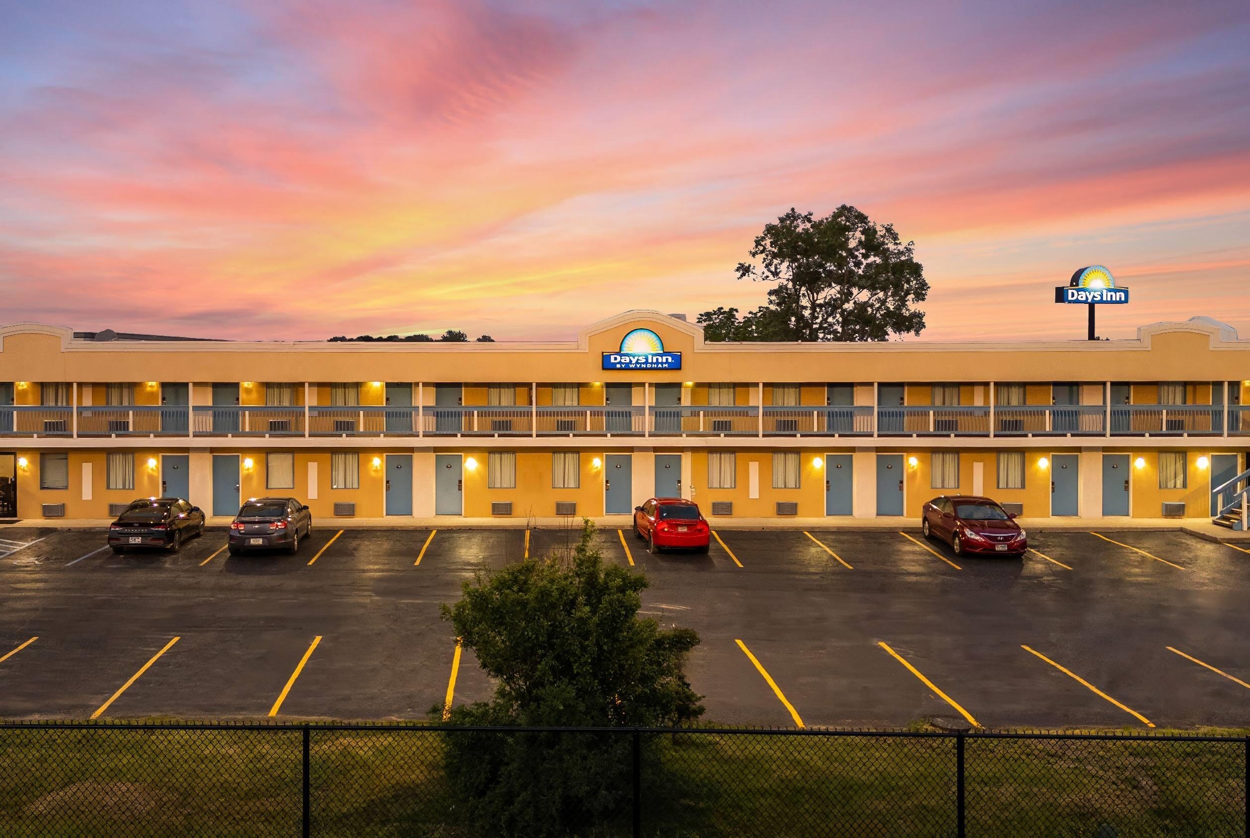 Exterior | Days Inn by Wyndham Fort Wayne
