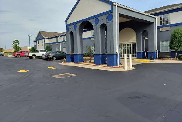 Exterior view - Days Inn Huntsville