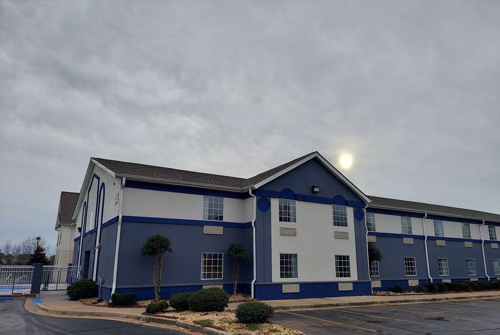Days Inn and Suites Huntsville