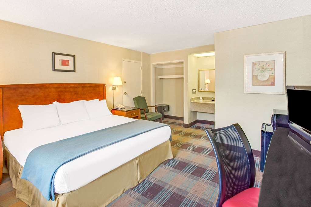 TRAVELODGE BY WYNDHAM, SILVER SPRIN-guestroom-Guest Room,On-Site.jpg