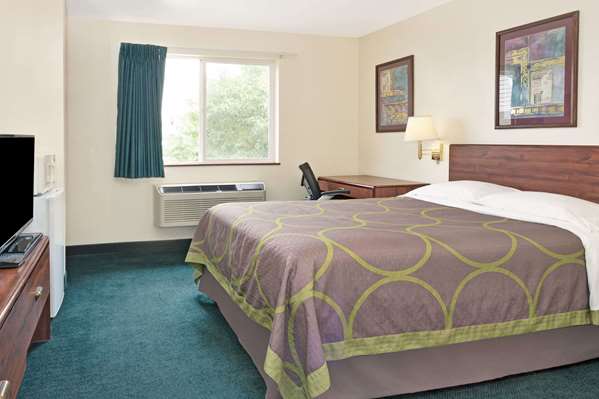  - Super 8 Hotel Windsor