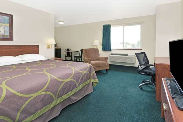  - Super 8 Hotel Windsor
