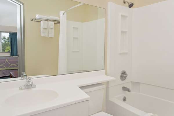  - Super 8 Hotel Windsor