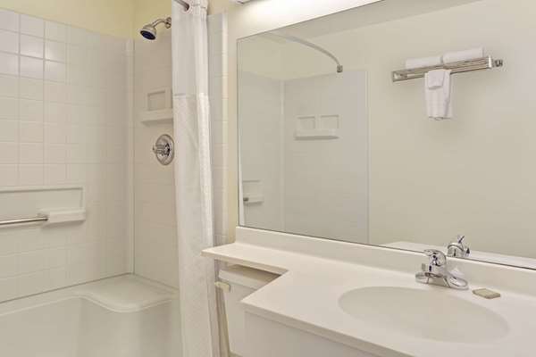  - Super 8 Hotel Windsor