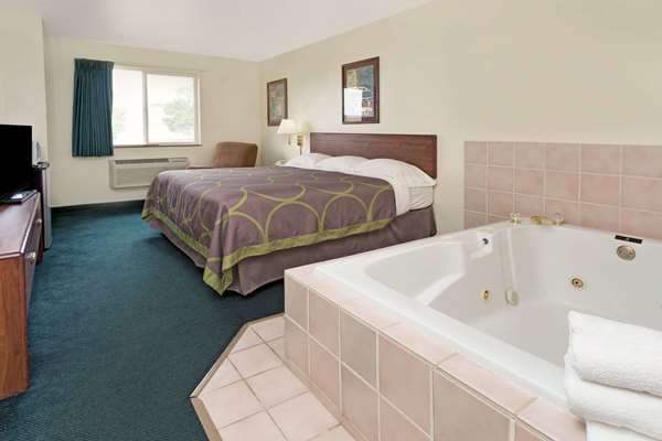 Suite - Super 8 Hotel Windsor