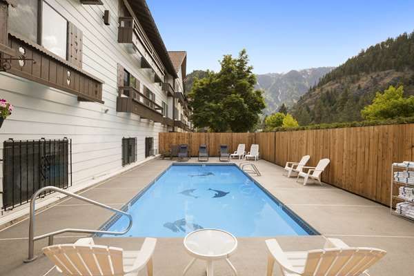 Pool - Howard Johnson Express Inn Leavenworth