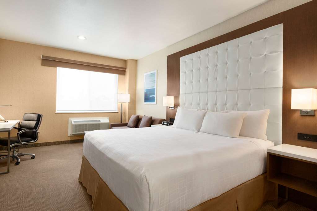 Wyndham Anaheim Room Type - King Room - Non-Smoking