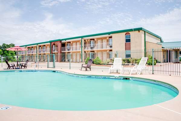 Pool - Days Inn Monett