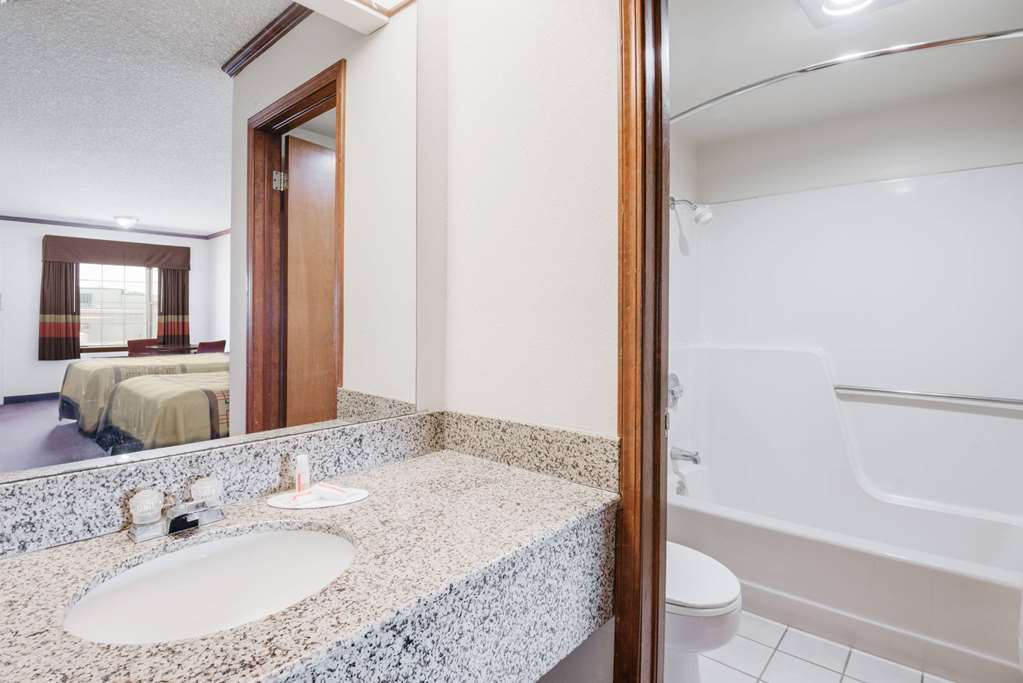 DAYS INN BY WYNDHAM, MONETT-guestroom-Guest Room,Bathroom,On-Site.jpg
