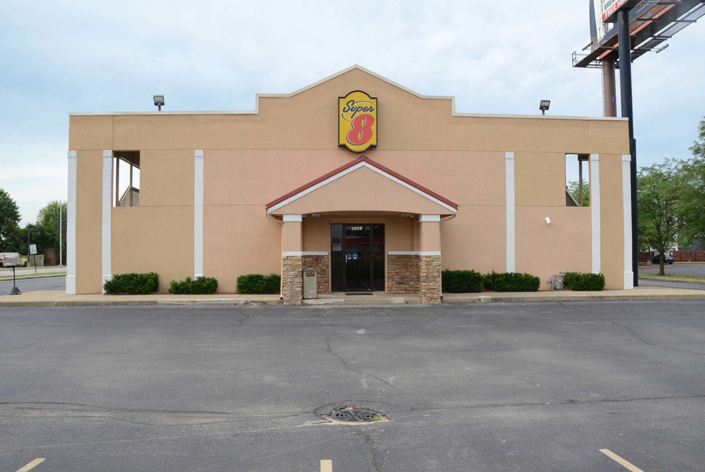 Exterior | Super 8 by Wyndham Lafayette / Purdue Area