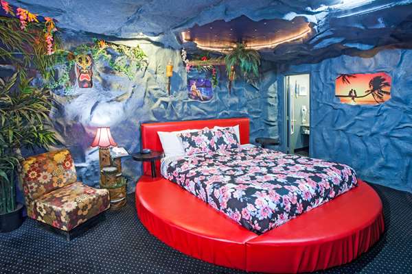 Suite - Days Inn & Suites Terre Haute - I-70, Exit 7