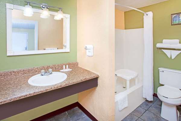  - Days Inn & Suites Terre Haute - I-70, Exit 7