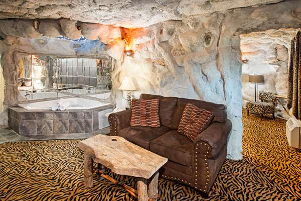  - Days Inn & Suites Terre Haute - I-70, Exit 7