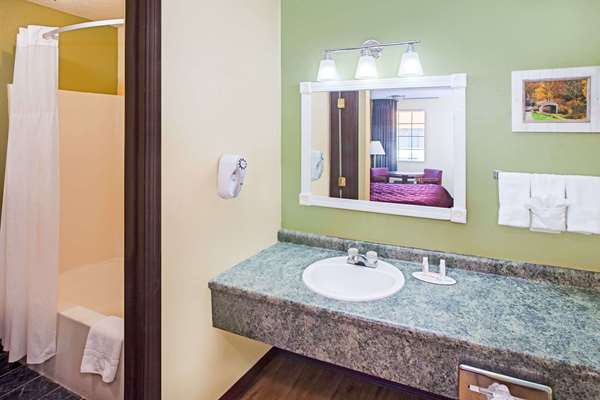  - Days Inn & Suites Terre Haute - I-70, Exit 7