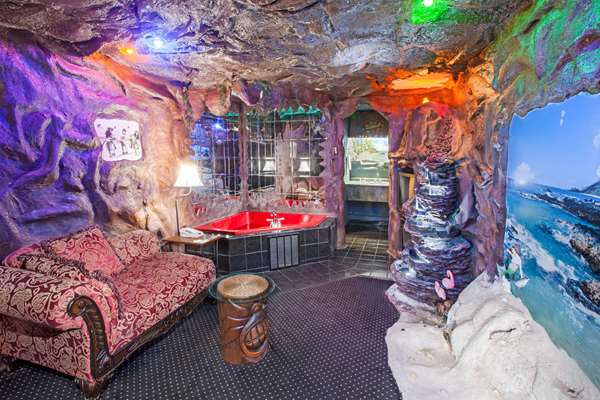  - Days Inn & Suites Terre Haute - I-70, Exit 7