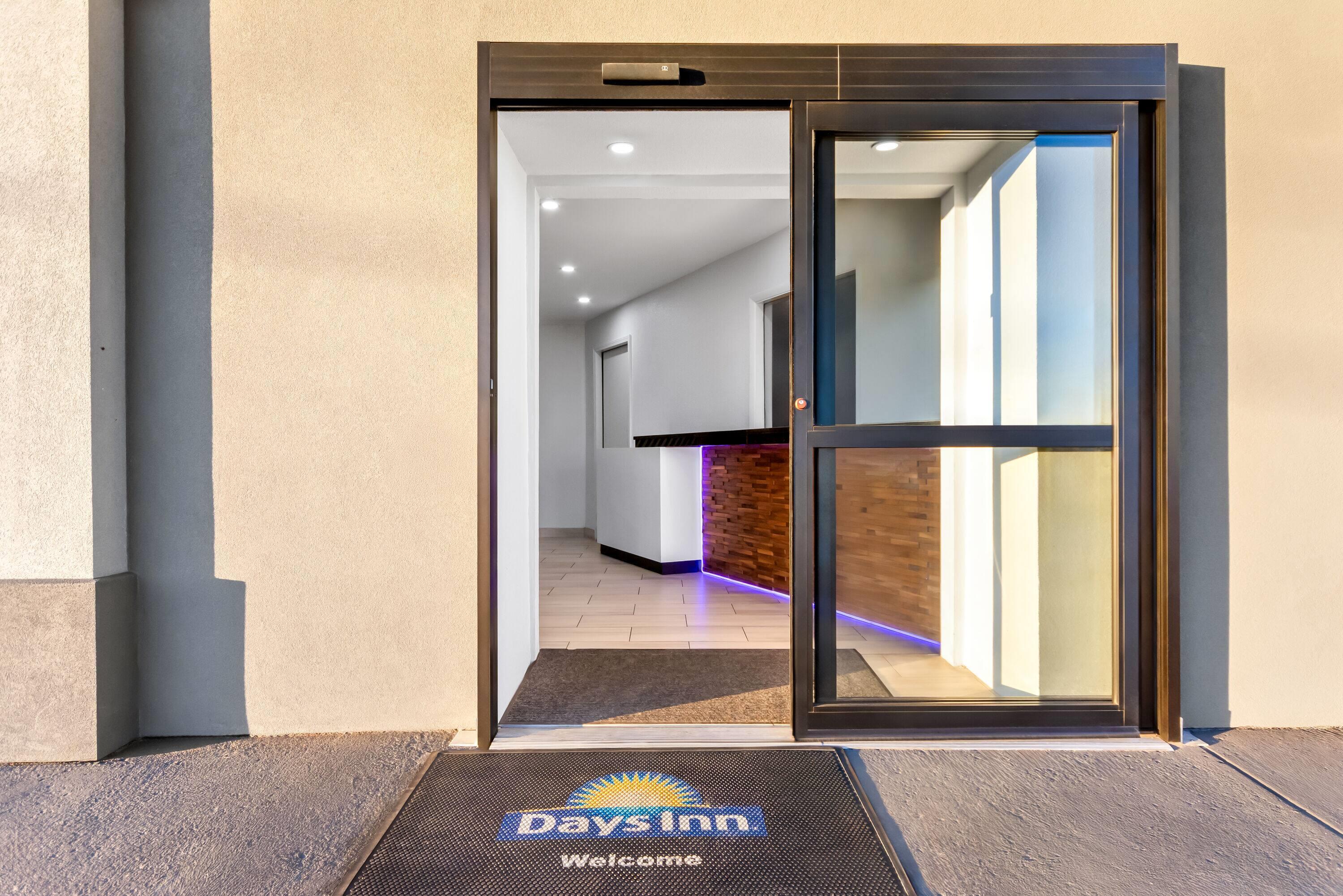 Exterior | Days Inn by Wyndham Indianapolis East Post Road