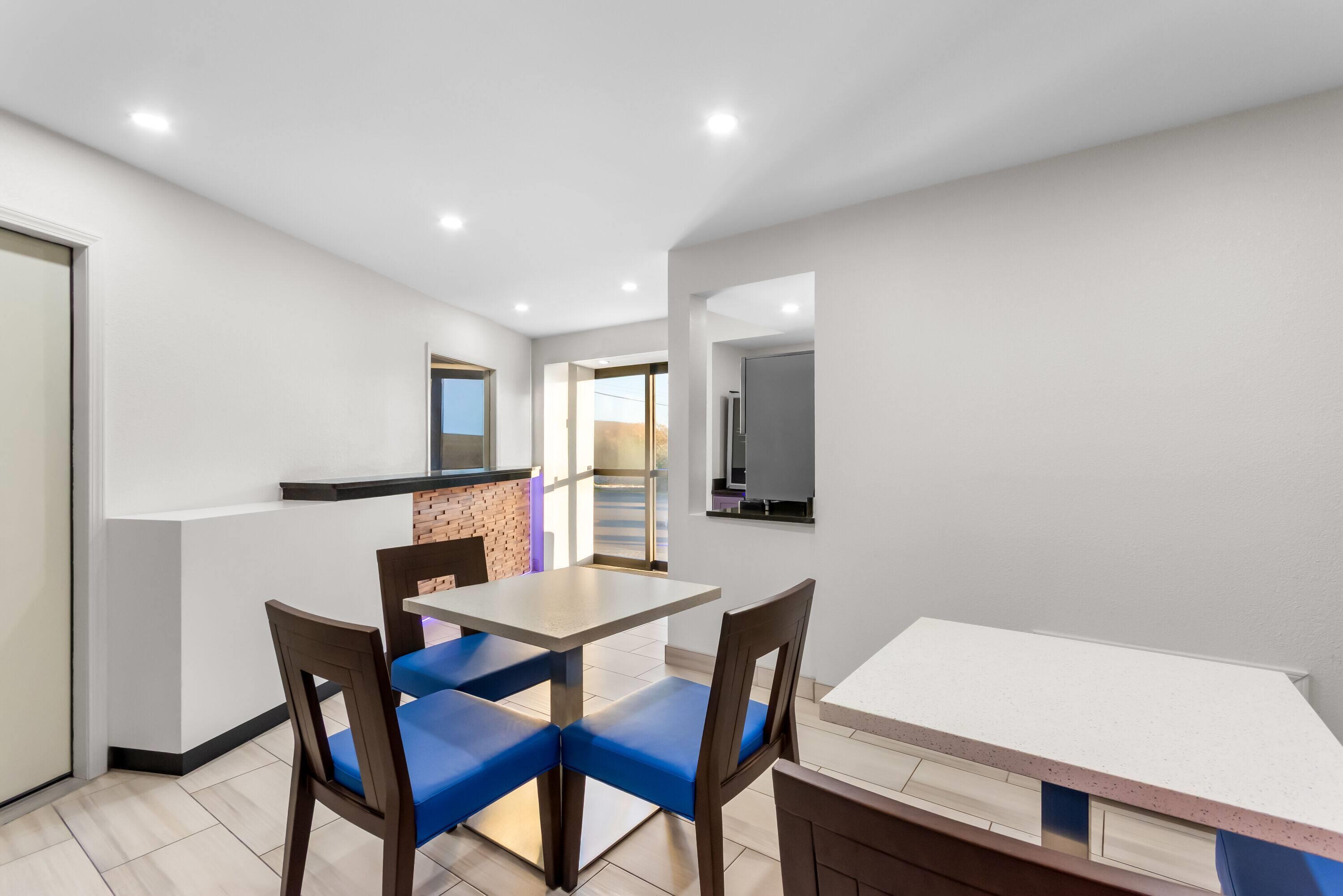 Lobby | Days Inn by Wyndham Indianapolis East Post Road