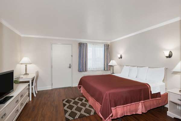  - Howard Johnson Hotel at Monterrey Bay Marina