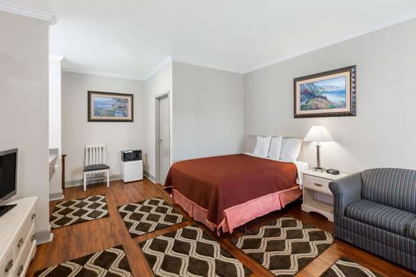  - Howard Johnson Hotel at Monterrey Bay Marina