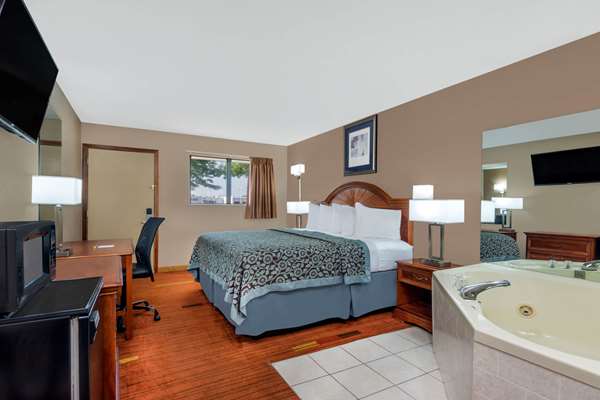 Suite - Days Inn Maumee - I-80 & I-90, Exit 59