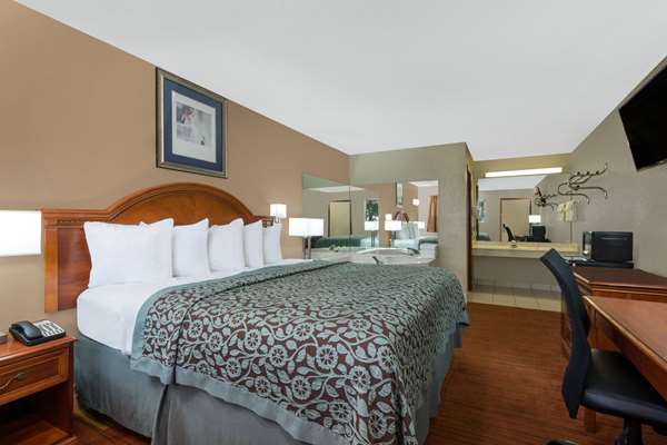 Suite - Days Inn Maumee - I-80 & I-90, Exit 59