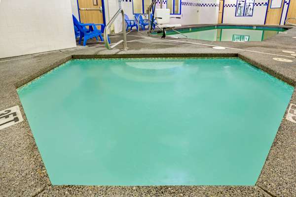 Pool - Days Inn & Suites Gresham
