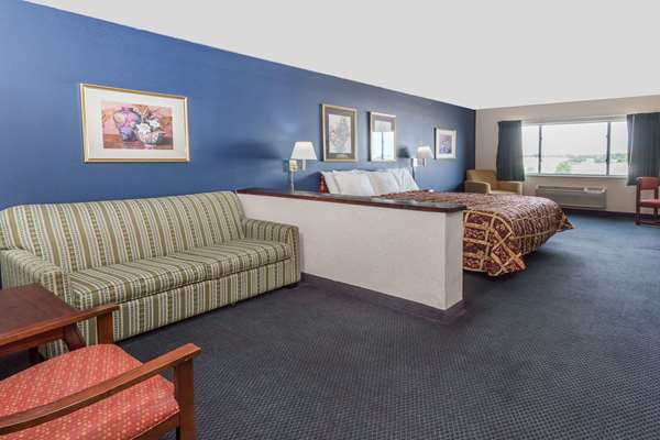 Suite - Days Inn & Suites Morris - I-80, Exit 112