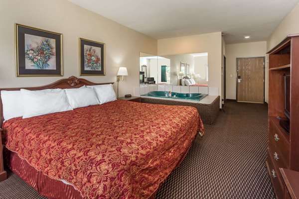 Suite - Days Inn & Suites Morris - I-80, Exit 112